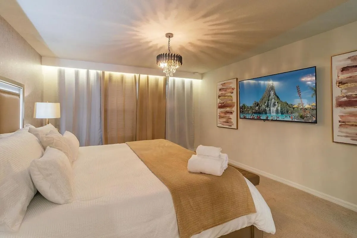 Luxury 5 Bedroom Townhouse With Pool Near Disney Davenport Holiday home